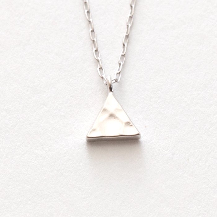 Tiny Triangle Necklace(とても小さな三角モチーフネックレス)