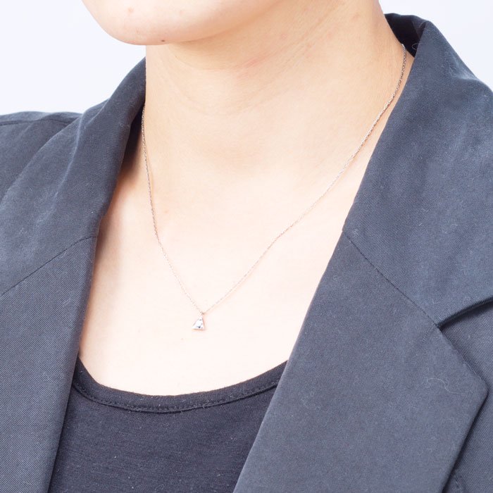 Tiny Triangle Necklace(とても小さな三角モチーフネックレス)