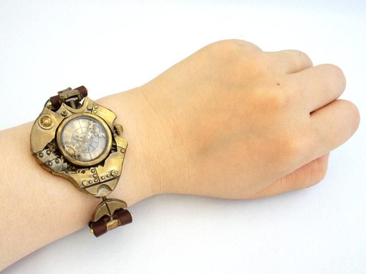 レザー腕時計 青いステッチ 緑の宝石 ハンドメイド作品 レザー腕時計 青いステッチ 緑の宝石 ハンドメイド作品