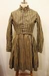 <img class='new_mark_img1' src='https://img.shop-pro.jp/img/new/icons43.gif' style='border:none;display:inline;margin:0px;padding:0px;width:auto;' />LATE VICTORIAN ORANGE STRIPE CALICO DRESS (ORG/BRN/WHT)