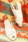 <img class='new_mark_img1' src='https://img.shop-pro.jp/img/new/icons43.gif' style='border:none;display:inline;margin:0px;padding:0px;width:auto;' />DEAD STOCK 60'S SLING BACK LOW WEDGE LEATHER SANDAL (WHT)