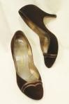 <img class='new_mark_img1' src='https://img.shop-pro.jp/img/new/icons43.gif' style='border:none;display:inline;margin:0px;padding:0px;width:auto;' />50'S FIANCEES SUEDE ALMOND TOE PUMPS (BRN)