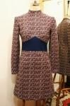 <img class='new_mark_img1' src='https://img.shop-pro.jp/img/new/icons43.gif' style='border:none;display:inline;margin:0px;padding:0px;width:auto;' />70'S MUSICAL SCORE MOCK NECK JAQUARED DRESS (NVY/BGDY/W.BEIGE)