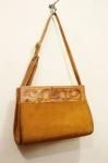 <img class='new_mark_img1' src='https://img.shop-pro.jp/img/new/icons43.gif' style='border:none;display:inline;margin:0px;padding:0px;width:auto;' />70'S SUEDE CARVING LEATHER SHOULDER BAG (L.BRN)
