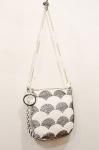<img class='new_mark_img1' src='https://img.shop-pro.jp/img/new/icons43.gif' style='border:none;display:inline;margin:0px;padding:0px;width:auto;' />DEAD STOCK 60'S BEADED CHAIN SHOULDER BAG (WHT/BLK)