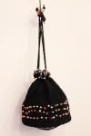 <img class='new_mark_img1' src='https://img.shop-pro.jp/img/new/icons43.gif' style='border:none;display:inline;margin:0px;padding:0px;width:auto;' />40'S WOOD BEAD CROCHET CORD DRAWSTRING BAG (BLK/MULTI)