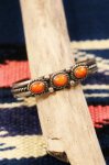 <img class='new_mark_img1' src='https://img.shop-pro.jp/img/new/icons43.gif' style='border:none;display:inline;margin:0px;padding:0px;width:auto;' />VINTAGE NAVAJO CORAL SILVER BANGLE