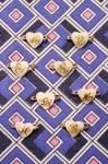 <img class='new_mark_img1' src='https://img.shop-pro.jp/img/new/icons43.gif' style='border:none;display:inline;margin:0px;padding:0px;width:auto;' />DEAD STOCK 40'S MOTHER OF PEARL HEART MONOGURAM PIN BROOCH