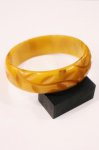 <img class='new_mark_img1' src='https://img.shop-pro.jp/img/new/icons43.gif' style='border:none;display:inline;margin:0px;padding:0px;width:auto;' />VINTAGE BAKELITE LEAF CARVED BANGLE (YLW/BRN)
