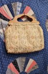 <img class='new_mark_img1' src='https://img.shop-pro.jp/img/new/icons43.gif' style='border:none;display:inline;margin:0px;padding:0px;width:auto;' />40'S FLOWER TAPESTRY WOOD HANDLE BAG (BEIGE)