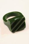 <img class='new_mark_img1' src='https://img.shop-pro.jp/img/new/icons43.gif' style='border:none;display:inline;margin:0px;padding:0px;width:auto;' />VINTAGE BAKELITE SQUARE CARVED RING (GRN)