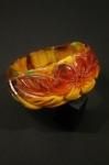<img class='new_mark_img1' src='https://img.shop-pro.jp/img/new/icons43.gif' style='border:none;display:inline;margin:0px;padding:0px;width:auto;' />VINTAGE FLOWER CARVED PLASTIC BANGLE (AMB/GRN)