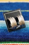 <img class='new_mark_img1' src='https://img.shop-pro.jp/img/new/icons43.gif' style='border:none;display:inline;margin:0px;padding:0px;width:auto;' />NEW NAVAJO FEATHER HOOP SILVER PIERCED EARRINGS
