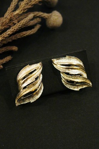 VINTAGE 50'S-60'S Coro STREAMLINE METAL EARRINGS (S.GLD) - PATINAS VINTAGE  CLOSET