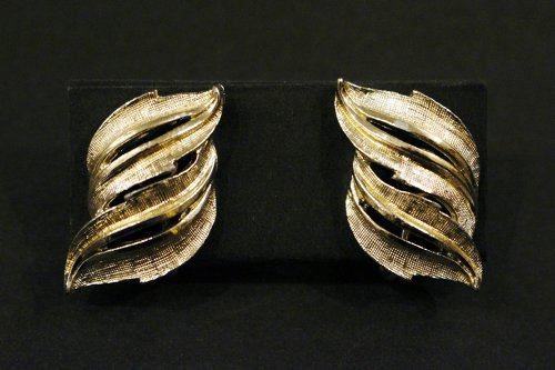 VINTAGE 50'S-60'S Coro STREAMLINE METAL EARRINGS (S.GLD) - PATINAS VINTAGE  CLOSET