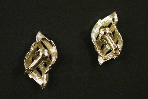 VINTAGE 50'S-60'S Coro STREAMLINE METAL EARRINGS (S.GLD) - PATINAS VINTAGE  CLOSET