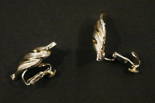 VINTAGE 50'S-60'S Coro STREAMLINE METAL EARRINGS (S.GLD) - PATINAS VINTAGE  CLOSET