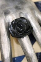<img class='new_mark_img1' src='https://img.shop-pro.jp/img/new/icons43.gif' style='border:none;display:inline;margin:0px;padding:0px;width:auto;' />VINTAGE 30'S BAKELITE SQUARE ROSE CARVED RING (BLK) 
