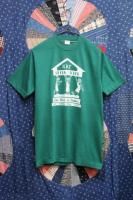 <img class='new_mark_img1' src='https://img.shop-pro.jp/img/new/icons43.gif' style='border:none;display:inline;margin:0px;padding:0px;width:auto;' />80'S GREEK WEEK FRATERNITY PRINTED COLLEGE T-SHIRTS (GRN/WHT)