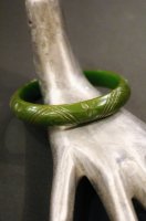 <img class='new_mark_img1' src='https://img.shop-pro.jp/img/new/icons43.gif' style='border:none;display:inline;margin:0px;padding:0px;width:auto;' />VINTAGE BAKELITE CARVED BANGLE (GRN) 