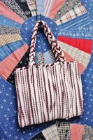 <img class='new_mark_img1' src='https://img.shop-pro.jp/img/new/icons43.gif' style='border:none;display:inline;margin:0px;padding:0px;width:auto;' />60'S COTTON CORD WOVEN SQUARE BAG (WHT/PPL)