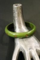 <img class='new_mark_img1' src='https://img.shop-pro.jp/img/new/icons43.gif' style='border:none;display:inline;margin:0px;padding:0px;width:auto;' />VINTAGE EARLY PLASTIC STUDS BANGLE (GRN)