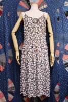 <img class='new_mark_img1' src='https://img.shop-pro.jp/img/new/icons43.gif' style='border:none;display:inline;margin:0px;padding:0px;width:auto;' />70'S FLOWER PRINT CAMI DRESS (BLK/GRY/BEIGE/RED)