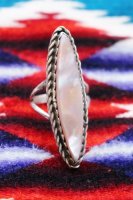 <img class='new_mark_img1' src='https://img.shop-pro.jp/img/new/icons43.gif' style='border:none;display:inline;margin:0px;padding:0px;width:auto;' />OLD NAVAJO PINK SHELL BIG OVAL SILVER RING (PNK)