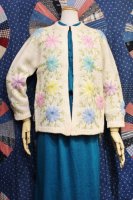 <img class='new_mark_img1' src='https://img.shop-pro.jp/img/new/icons43.gif' style='border:none;display:inline;margin:0px;padding:0px;width:auto;' />60'S FLOWER EMBROIDERED WOOL KNIT CARDIGAN (O.WHT)