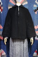 <img class='new_mark_img1' src='https://img.shop-pro.jp/img/new/icons43.gif' style='border:none;display:inline;margin:0px;padding:0px;width:auto;' />EDWARDIAN ROUND COLLAR WOOL CAPE (BLK)