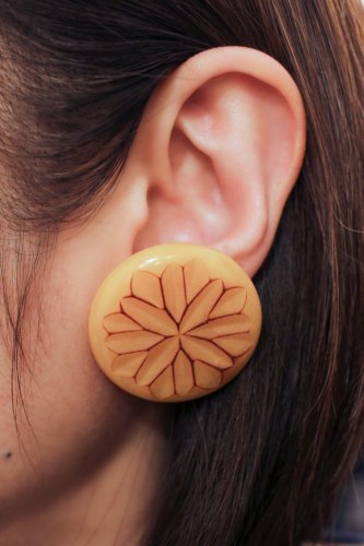 VINTAGE 40s-50s BAKELITE FLOWER CARVED BIG ROUND EARRINGS (YLW/BRN) -  PATINAS VINTAGE CLOSET