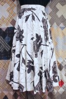 <img class='new_mark_img1' src='https://img.shop-pro.jp/img/new/icons43.gif' style='border:none;display:inline;margin:0px;padding:0px;width:auto;' />50s ROSE PRINT EMBOSS COTTON CIRCULAR SKIRT (WHT/BLK)