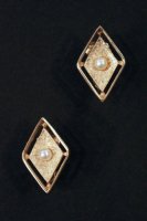 <img class='new_mark_img1' src='https://img.shop-pro.jp/img/new/icons43.gif' style='border:none;display:inline;margin:0px;padding:0px;width:auto;' />VINTAGE 60s Sarah Coventry DIAMOND SHAPE PEARL EARRINGS (GLD)