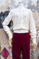 <img class='new_mark_img1' src='https://img.shop-pro.jp/img/new/icons43.gif' style='border:none;display:inline;margin:0px;padding:0px;width:auto;' />50s FLOWER APPLIQUE KNIT CARDIGAN (WHT)