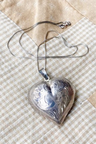 VINTAGE ETCHED PUFFY HEART SILVER BIG PENDANT NECKLACE - PATINAS VINTAGE  CLOSET