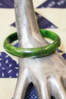 VINTAGE BAKELITE MARBLE COLOR CARVED BANGLE (Y.GRN)