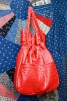 <img class='new_mark_img1' src='https://img.shop-pro.jp/img/new/icons43.gif' style='border:none;display:inline;margin:0px;padding:0px;width:auto;' />VINTAGE 60s FAUX LEATHER DRAWSTRING BUCKET BAG (RED)