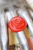 VINTAGE 30s BAKELITE CARVED ROSE FLOWER RING (RED)