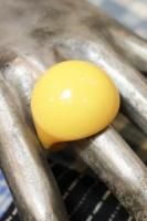 VINTAGE 40s-50s BAKELITE DOME RING (E.YLK)