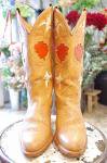 <img class='new_mark_img1' src='https://img.shop-pro.jp/img/new/icons43.gif' style='border:none;display:inline;margin:0px;padding:0px;width:auto;' />70'S FLOWER INLAY WESTERN BOOTS(CML)