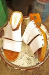 <img class='new_mark_img1' src='https://img.shop-pro.jp/img/new/icons43.gif' style='border:none;display:inline;margin:0px;padding:0px;width:auto;' />70'S CANDIE'S WOOD HEEL SANDAL(WHT)