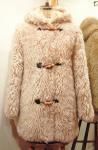 <img class='new_mark_img1' src='https://img.shop-pro.jp/img/new/icons43.gif' style='border:none;display:inline;margin:0px;padding:0px;width:auto;' />70'S FAKE FUR TOGGLE BUTTON HOODED COAT (C.BEIGE)
