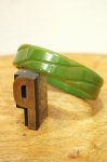 <img class='new_mark_img1' src='https://img.shop-pro.jp/img/new/icons43.gif' style='border:none;display:inline;margin:0px;padding:0px;width:auto;' />VINTAGE BAKELITE CARVING BANGLE (GRN)