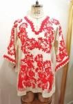 <img class='new_mark_img1' src='https://img.shop-pro.jp/img/new/icons43.gif' style='border:none;display:inline;margin:0px;padding:0px;width:auto;' />VINTAGE FLOWER EMBROIDERED BELL SLEEVE TUNIC TOPS (O.WHT/RED)