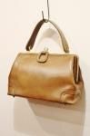 <img class='new_mark_img1' src='https://img.shop-pro.jp/img/new/icons43.gif' style='border:none;display:inline;margin:0px;padding:0px;width:auto;' />60'S CLASP LEATHER HANDBAG (M.BRN)