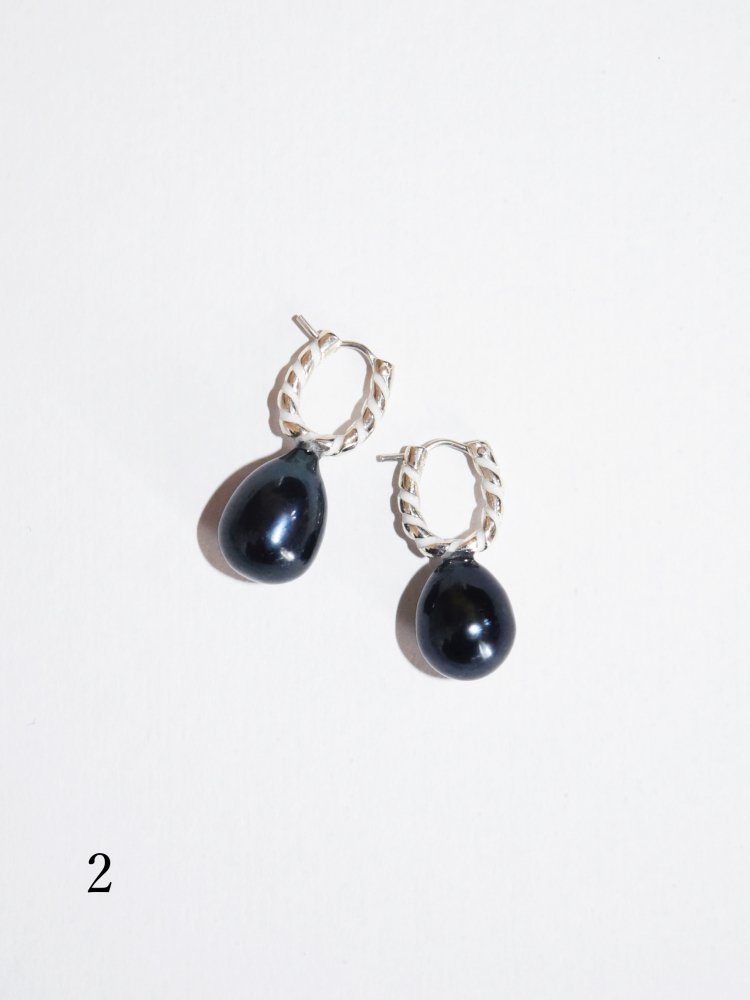 R.ALAGAN SMALL STRIPE PEARL EARRINGS / WHITE×BLACK