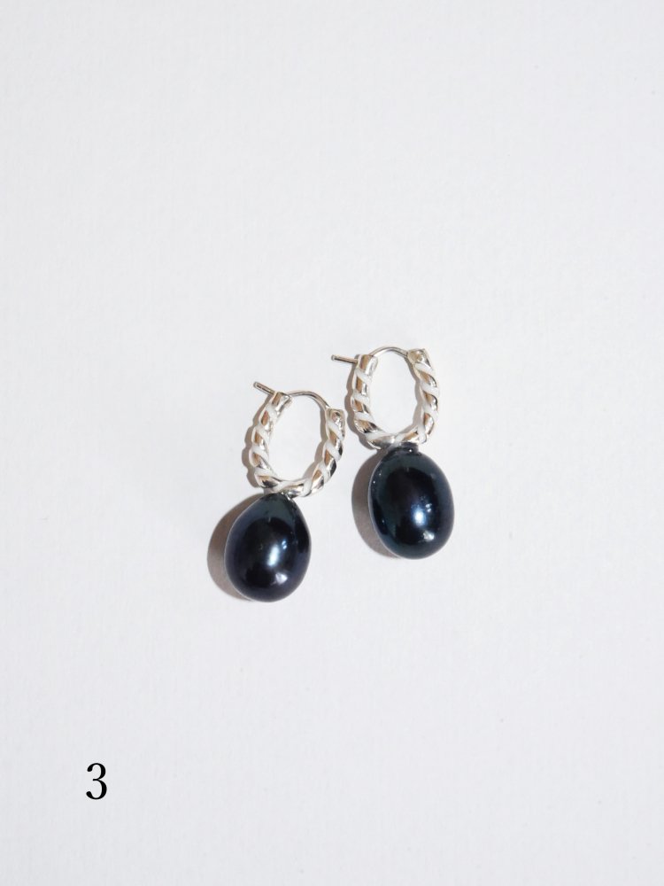 R.ALAGAN SMALL STRIPE PEARL EARRINGS / WHITE×BLACK PEARL - n e p