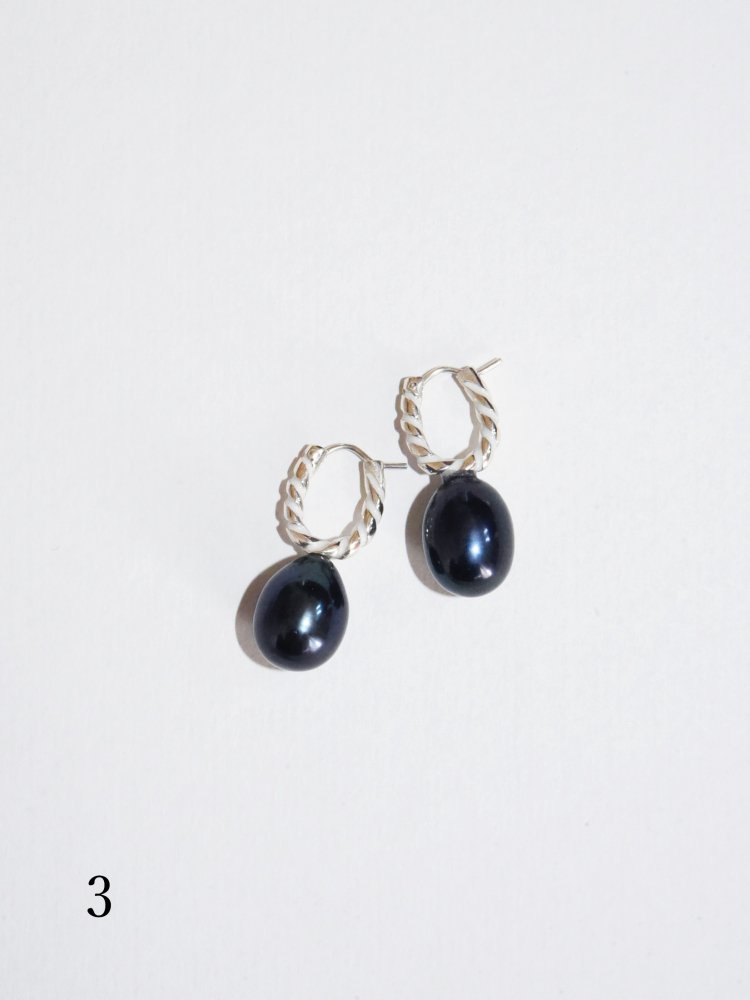 R.ALAGAN SMALL STRIPE PEARL EARRINGS / WHITE×BLACK PEARL - n e p