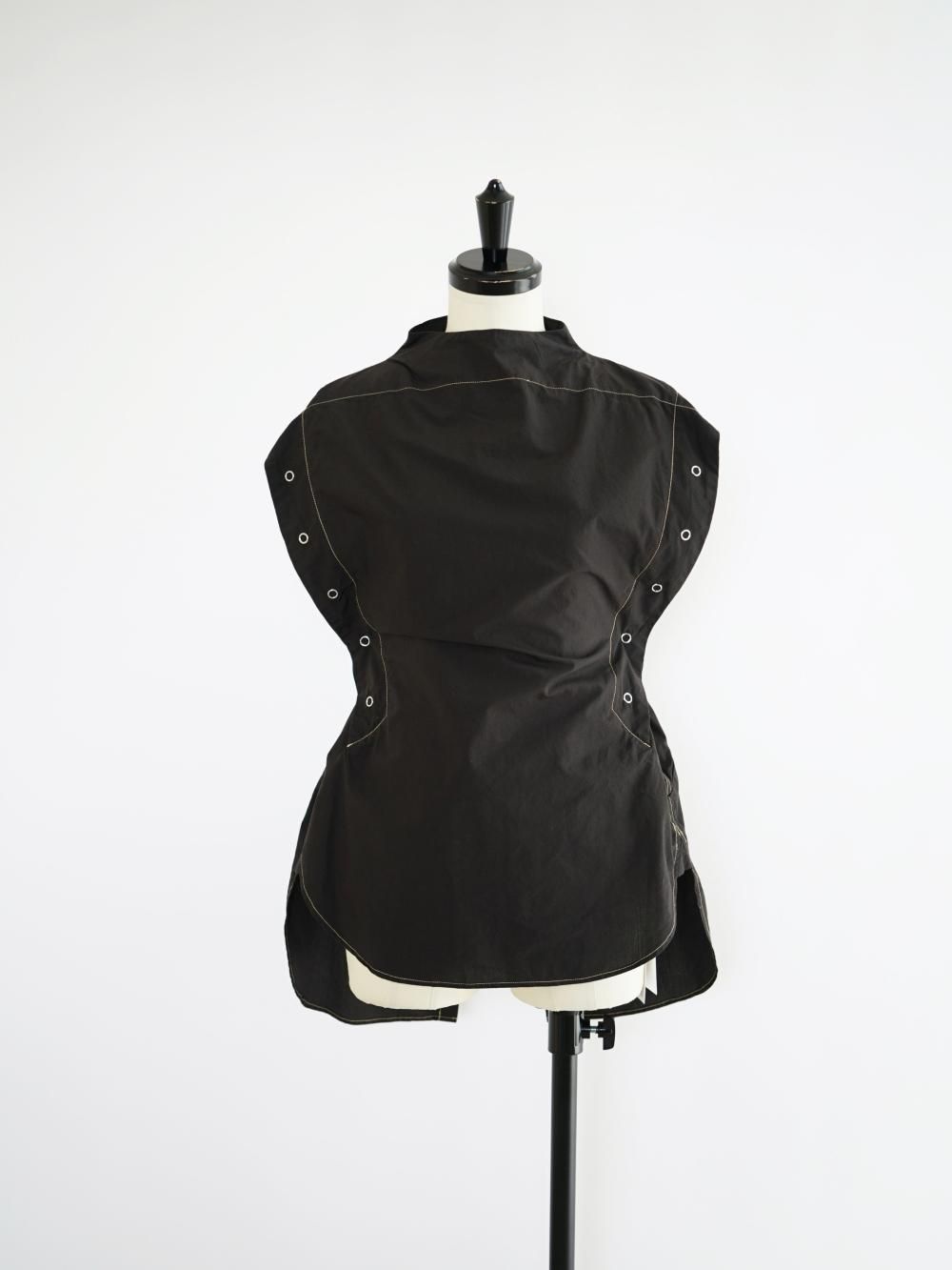 FUMIKA_UCHIDA TYPECLOTH SLEEVELESS BACK OPEN SHIRT / BLACK