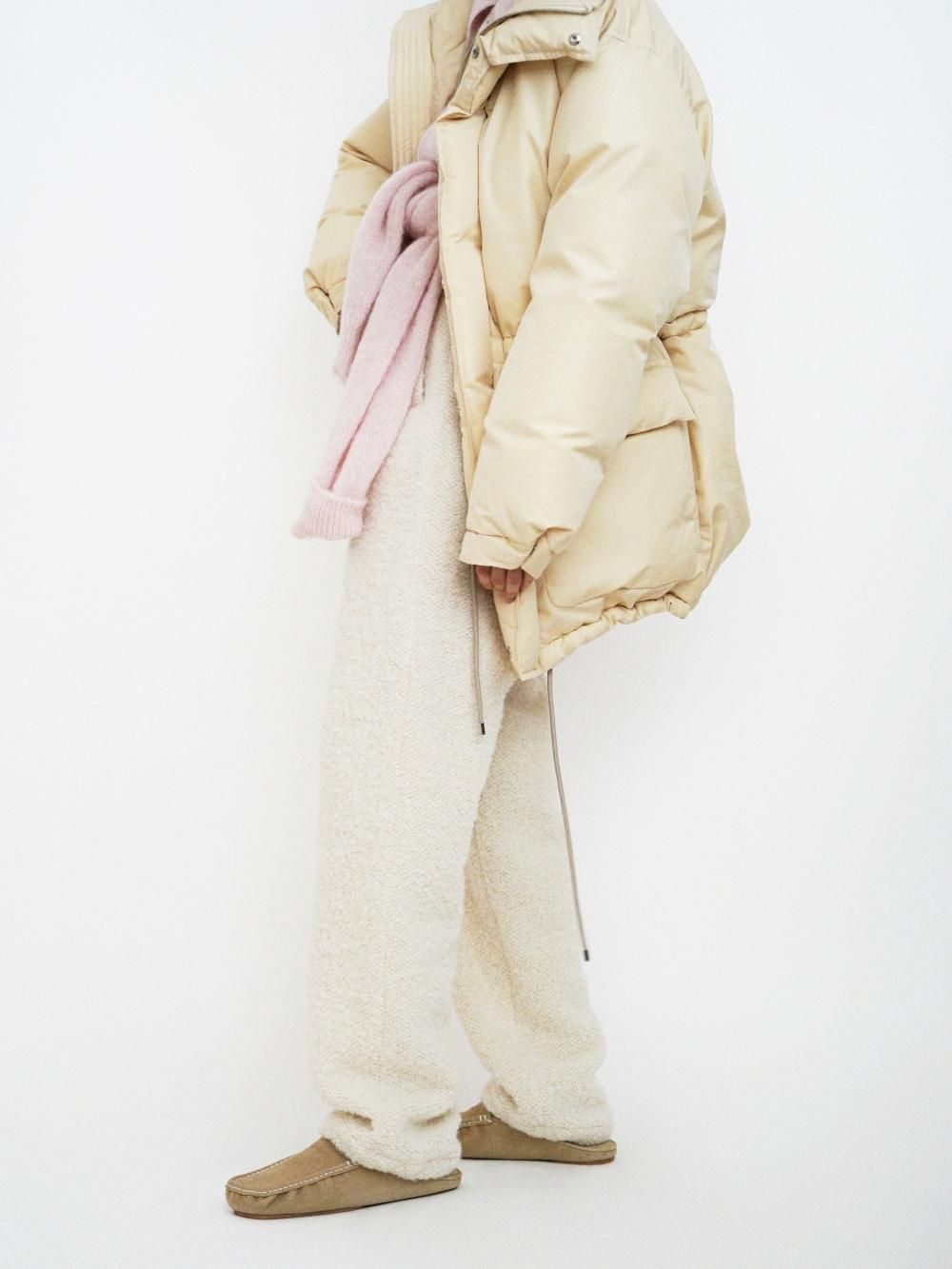 AURALEE FINX POLYESTER CHAMBRAY DOWN COAT / LIGHT IVORY CHAMBRAY